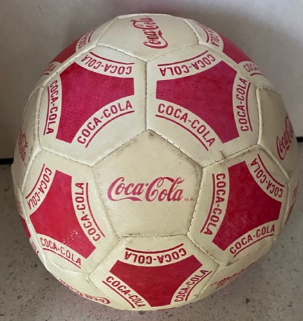 9734-1 € 5,00 coca cola voetbal leder wit rood.jpeg